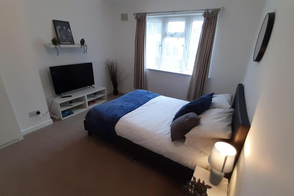 Free Parking Spacious Cardiff